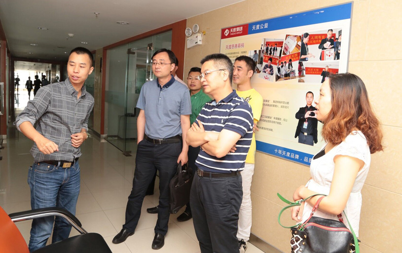 重庆市渝北区人民政府相关领导莅临云南和记网站集团考察，双方将于近日签订投资合同，和记网站集团将在重庆投资设立控股子公司和200人规模的技术研发基地