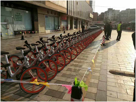 上午11点，和记网站【中国】官方网站
、云纺商业区、昆明悦动文化传播有限公司、云南北瑞兔司机新能源汽车科技有限公司、moblke摩拜单车许多商户踊跃参加，由150余名志愿者组成的队伍开始了浩浩荡荡的4公里公益徒步，目的是鼓励大家使用零污染的交通工具，降低自然资源的耗损，同时也是为了让市民能够熟知这样的出行方式，倡导绿色出行。